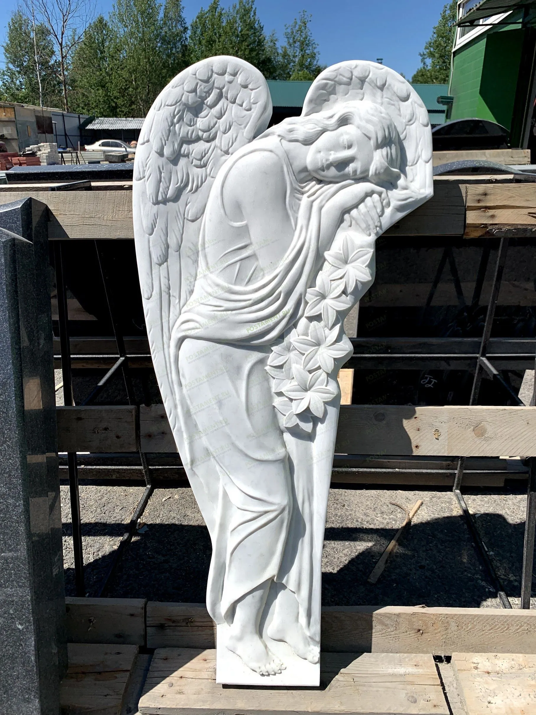 Скульптура ангела из мрамора Коелга