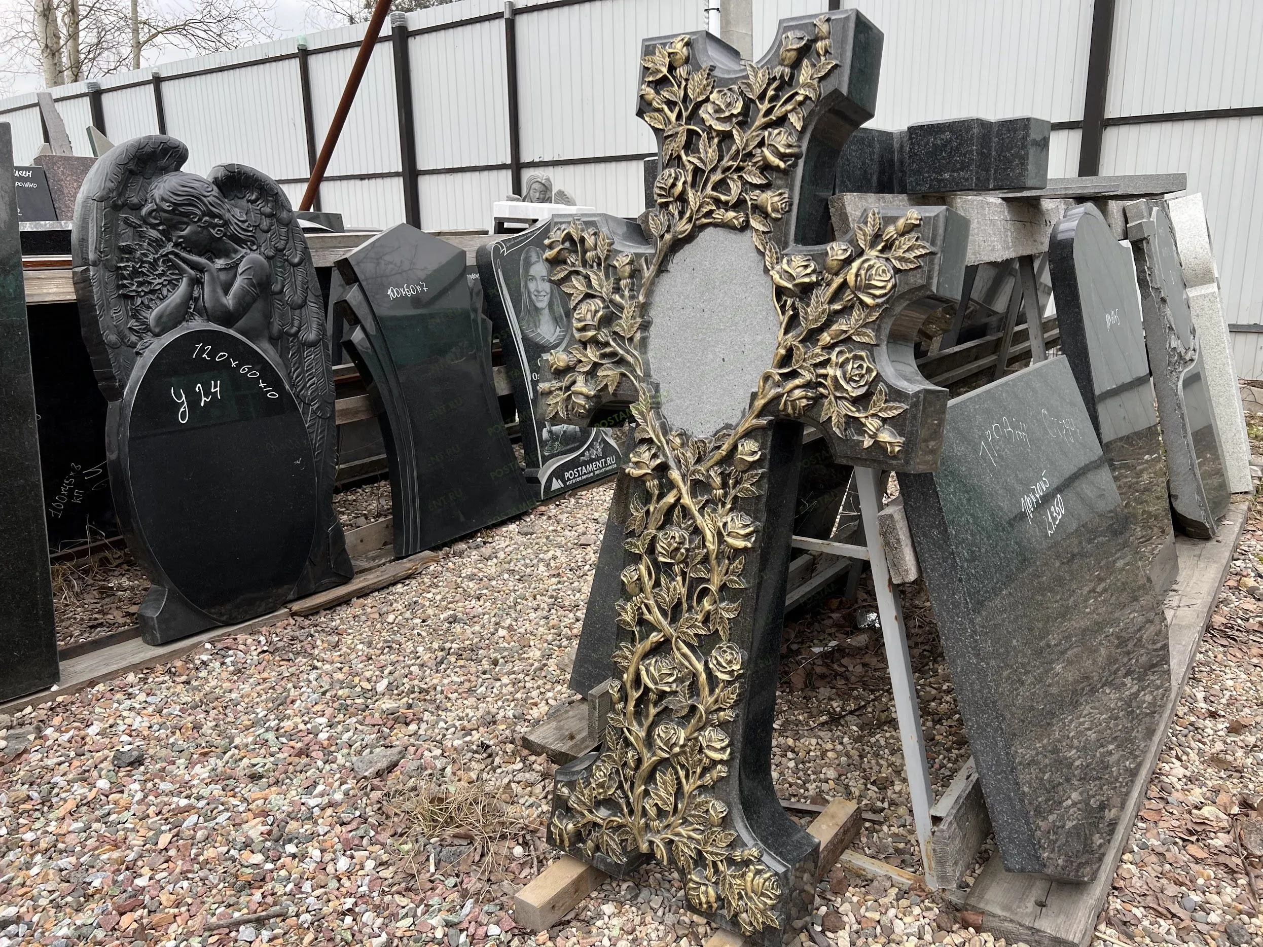 Крест с розами из гранита с бронзовым покрытием