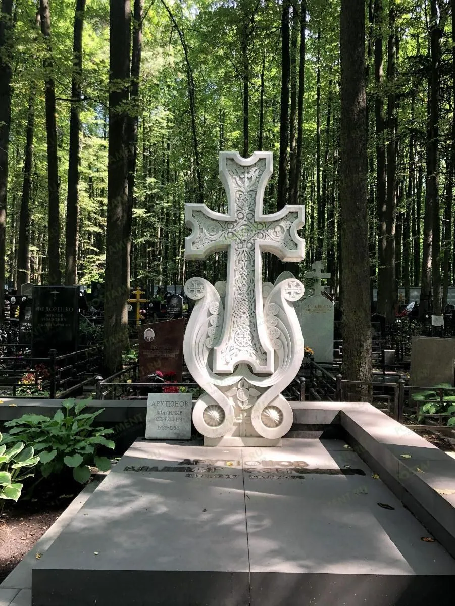 Крест из мрамора греческого резной