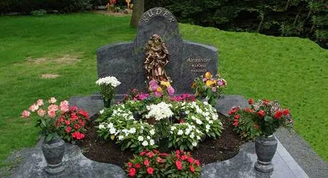 Погребальные сооружения: плиты, поребрики, цоколя, столбики, цветники