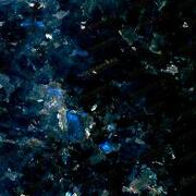 Камень черного цвета с темно-зелеными или темно-синими включениями и перламутровым отливом. Портреты переносят на темный однородный фон. 