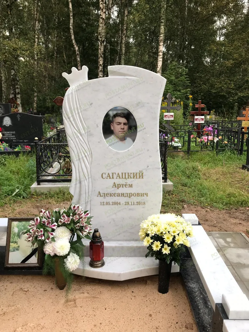 Красивый нежный памятник ребенку