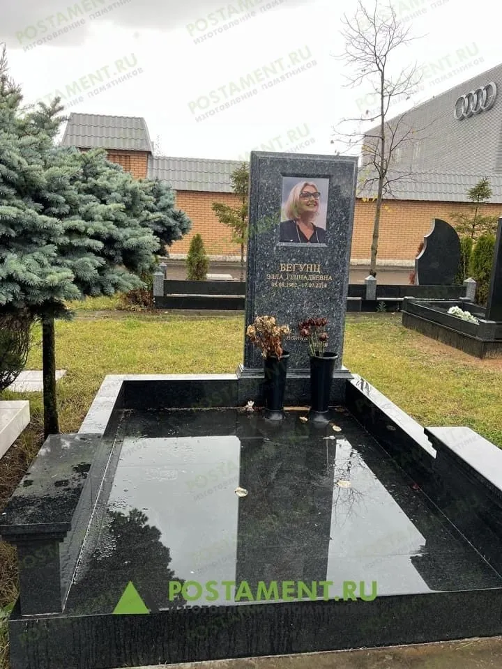 Стела из серого гранита Блю Перл