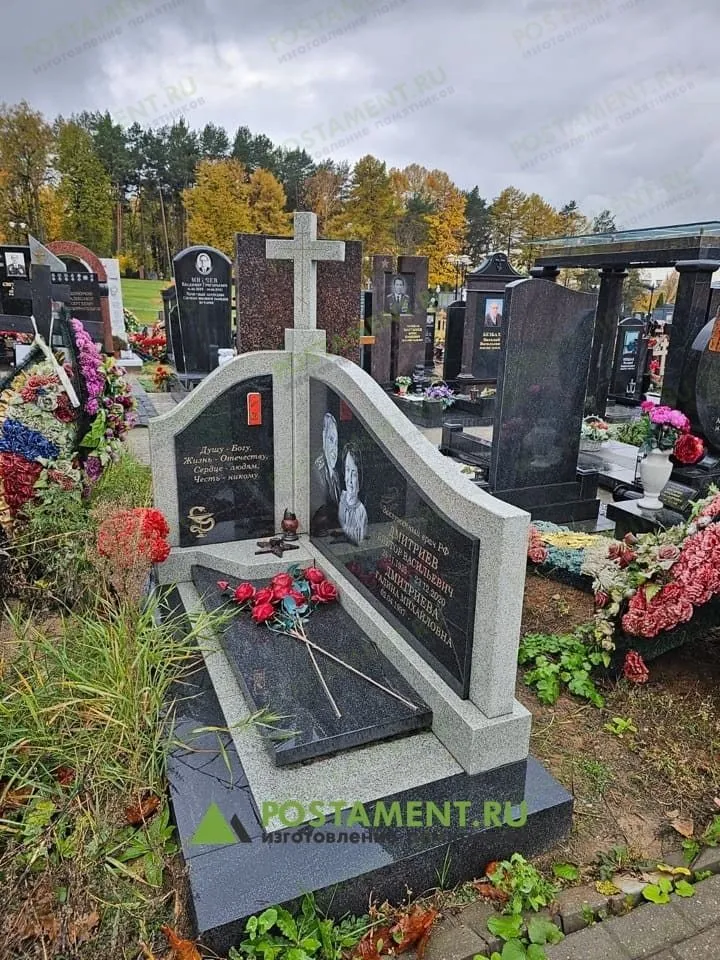 Небольшой угловой памятник