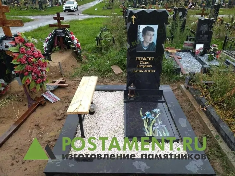 Памятник с цветником с керамической накладкой