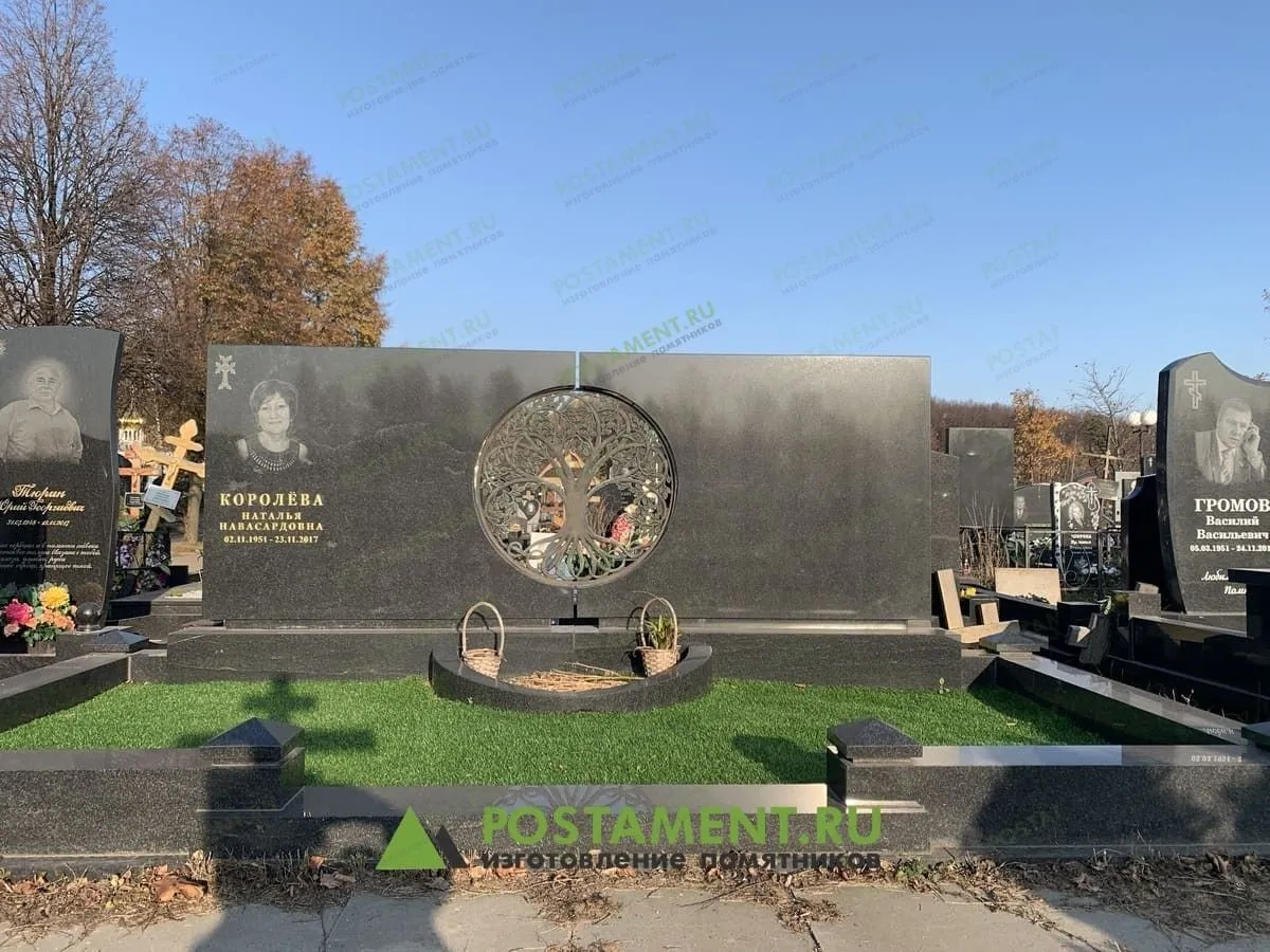 Памятник с бронзовым деревом