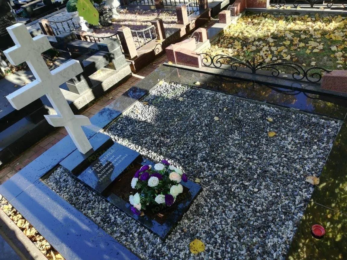 Крест из светлого мрамора Коелга