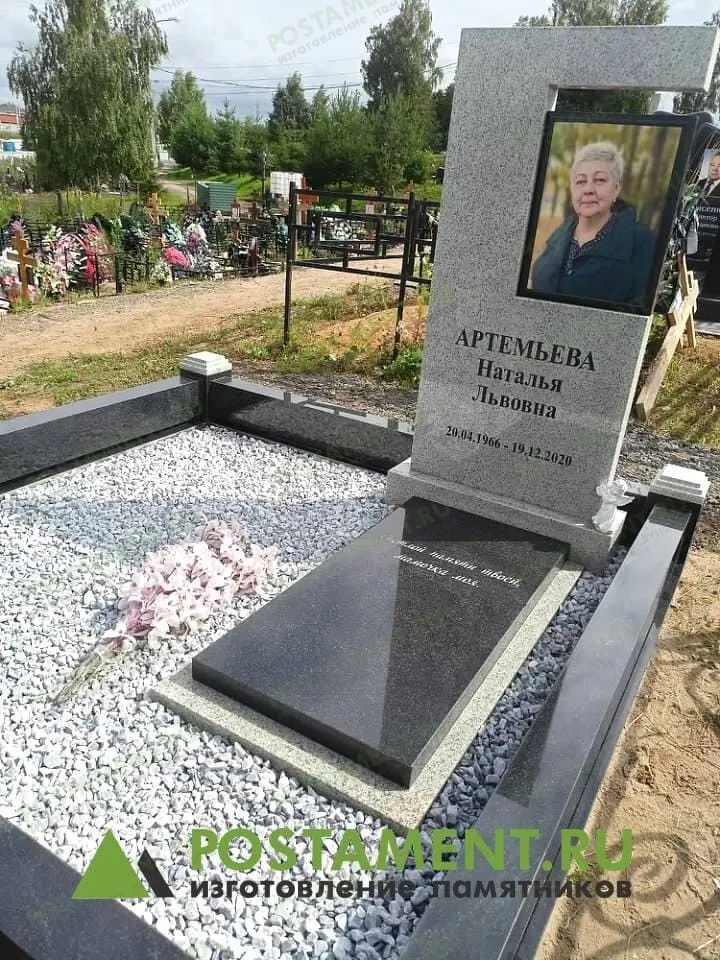 Памятник с цветником Мансуровским и черной надгробной плитой