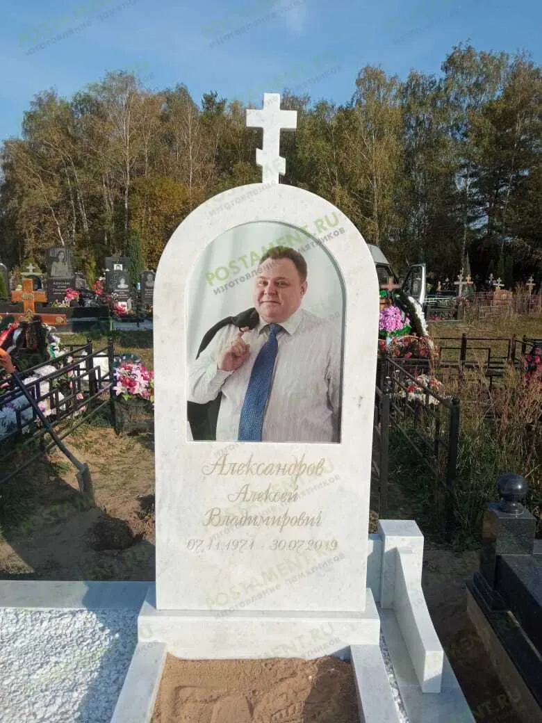 Арка из мрамора, памятник стекляный