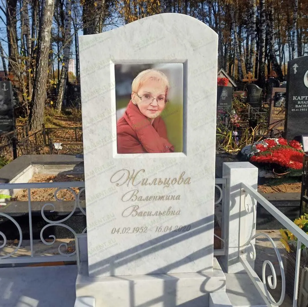 Вертикальная фигурная стела из мрамора