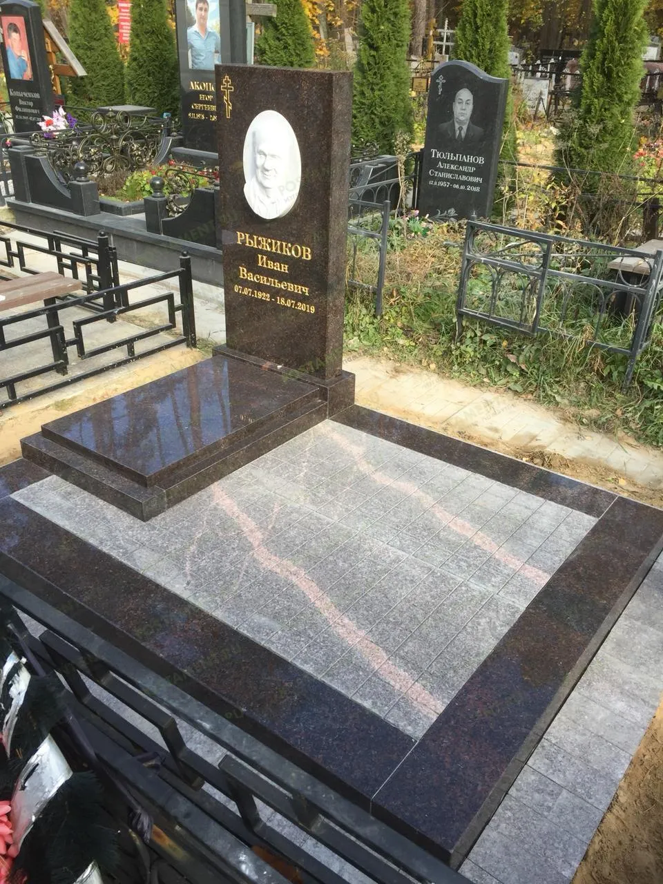 Комплекс с барельефом, индивидуальный проект