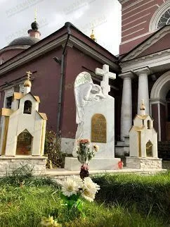 Крест из мрамора с ангелом