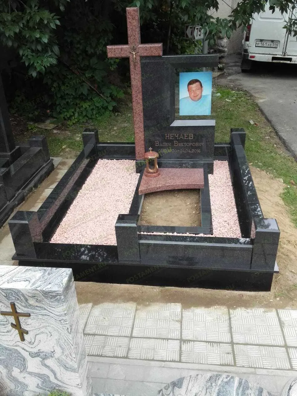 Крест из Лезниковского гранита