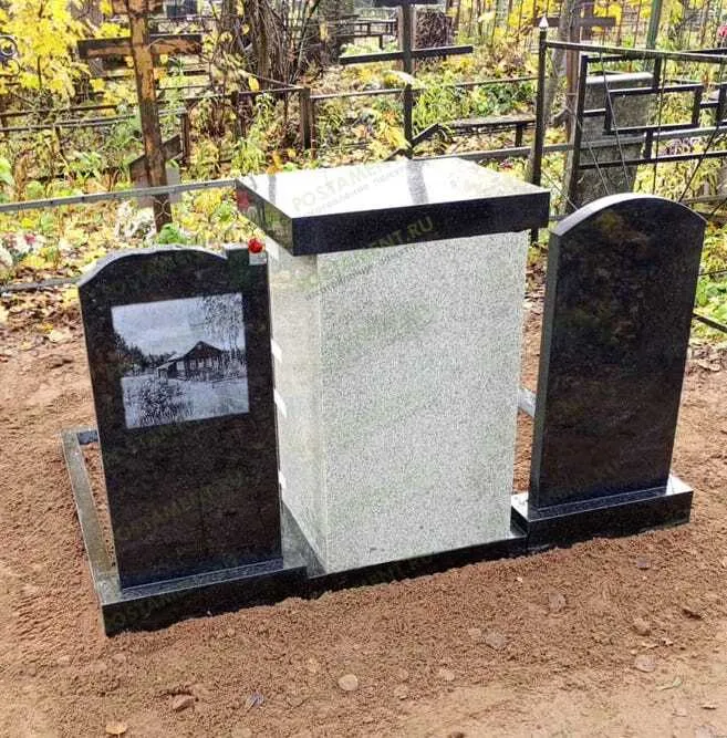 Обратная сторона колумбария. Выполнен из гранита Габбро и Мансуровский