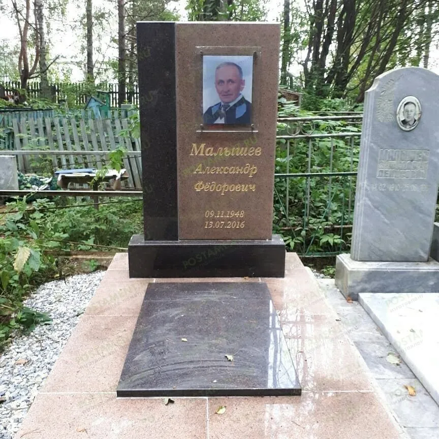 Стела из Головыринского гранита с Дымовским