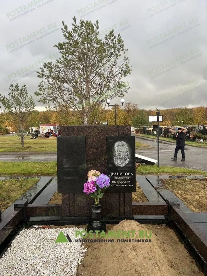 Памятник семейный, установлен на цоколе